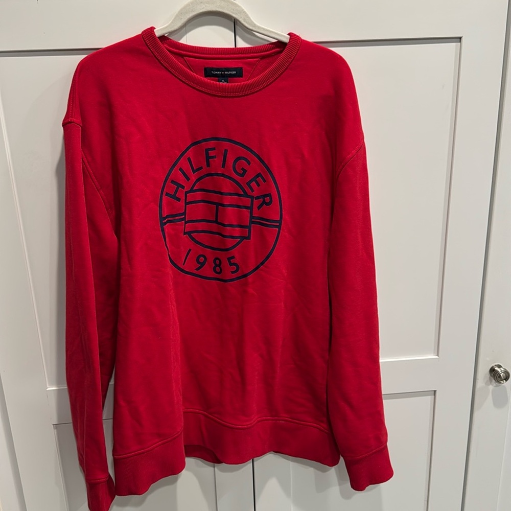 NEVER WORN ✨
Men’s Tommy Hilfiger crewneck❤️
